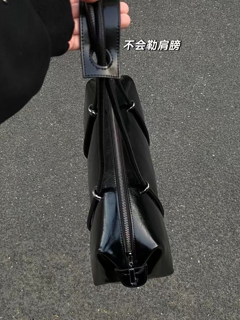 Winter Women's Bag Large Capacity Boston Pillow Bag Spicy Girl Motorcycle Bag High Quality One Shoulder Travel Handbag