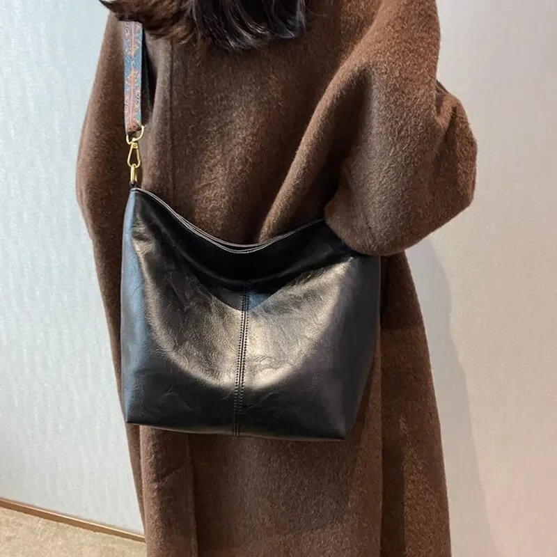Vintage Solid Color PU Leather Women Fashion Shoulder Sling Bag High-Capacity Simple Wide Strap Bucket Crossbody Bag Commuting