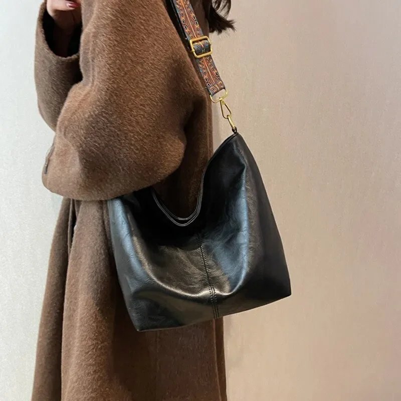 Vintage Solid Color PU Leather Women Fashion Shoulder Sling Bag High-Capacity Simple Wide Strap Bucket Crossbody Bag Commuting