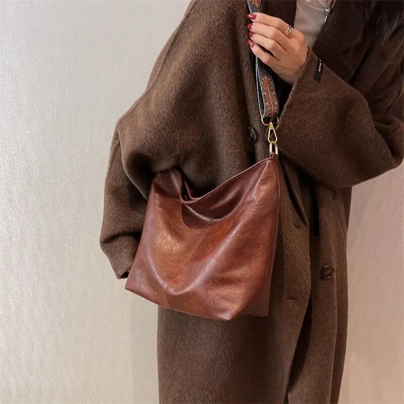 Vintage Solid Color PU Leather Women Fashion Shoulder Sling Bag High-Capacity Simple Wide Strap Bucket Crossbody Bag Commuting