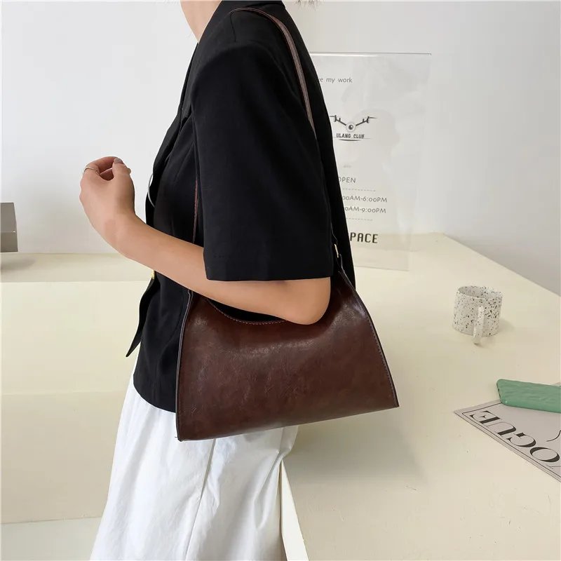 Vintage Solid Color PU Leather Women Fashion Shoulder Sling Bag High-Capacity Simple Wide Strap Bucket Crossbody Bag Commuting