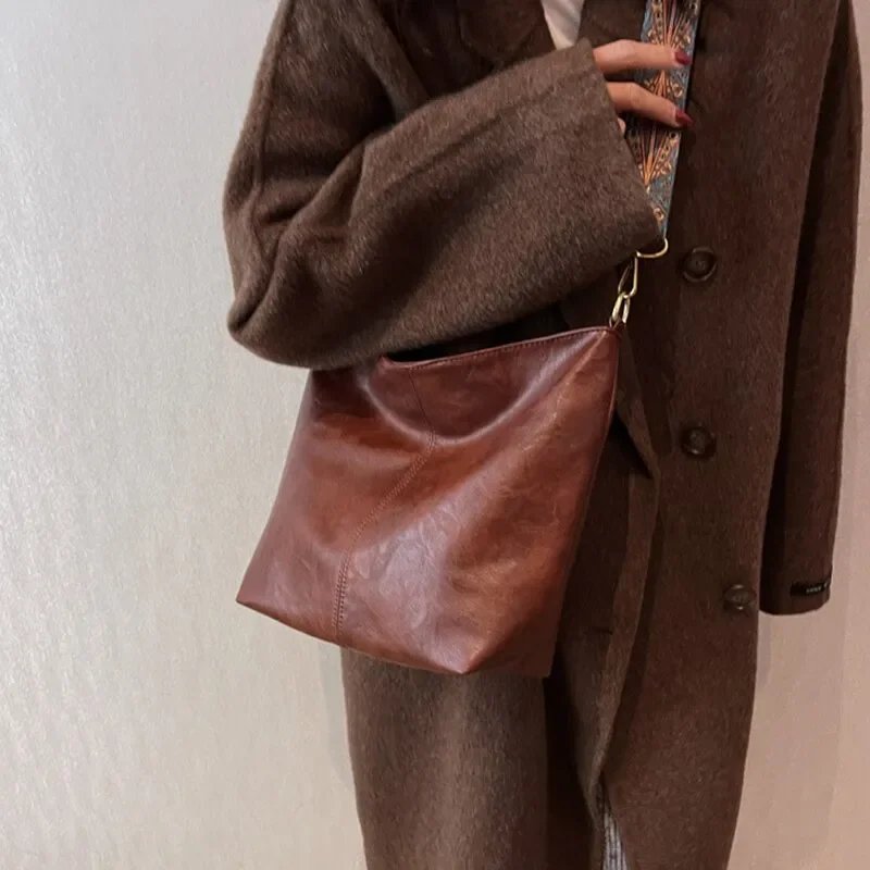 Vintage Solid Color PU Leather Women Fashion Shoulder Sling Bag High-Capacity Simple Wide Strap Bucket Crossbody Bag Commuting