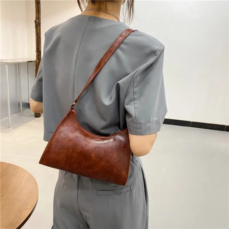 Vintage Solid Color PU Leather Women Fashion Shoulder Sling Bag High-Capacity Simple Wide Strap Bucket Crossbody Bag Commuting