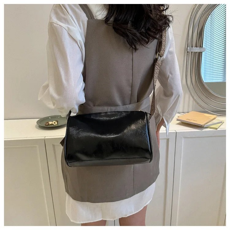 Vintage Shoulder Bag for Women Fashion Wide Strap Crossbody Bag Retro Pillow Messenger Handbag Ladies Tote Clutchs Purses Tote