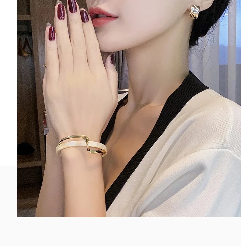 2024 NEW Simple White Shellfish Board Bend Metal Geometric Overlap Acetic Resin Open Bangle for Women Girls Jewellery 2024 NEW Simple White Shellfish Board Bend Metal Geometric Overlap Acetic Resin Open Bangle for Women Girls Jewellery