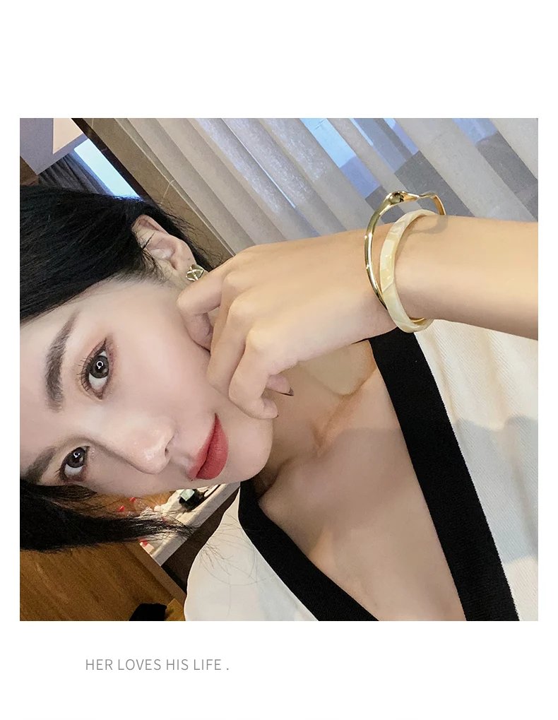 2024 NEW Simple White Shellfish Board Bend Metal Geometric Overlap Acetic Resin Open Bangle for Women Girls Jewellery 2024 NEW Simple White Shellfish Board Bend Metal Geometric Overlap Acetic Resin Open Bangle for Women Girls Jewellery