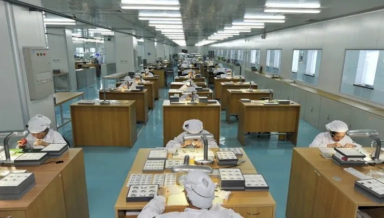 New Fashion Top Women Hollow Skeleton Faux Mechanical Watch Ladies Metal Mesh Quartz Wrist Watches For Female Relogio Feminino