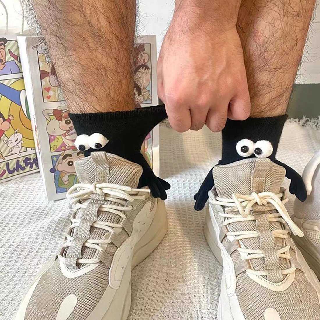 2 Pairs Magnetic Socks with Hands Women Men Fashion Black White Funny Cute Cartoon Eyes Couple Mid-tube Socks for Gifts