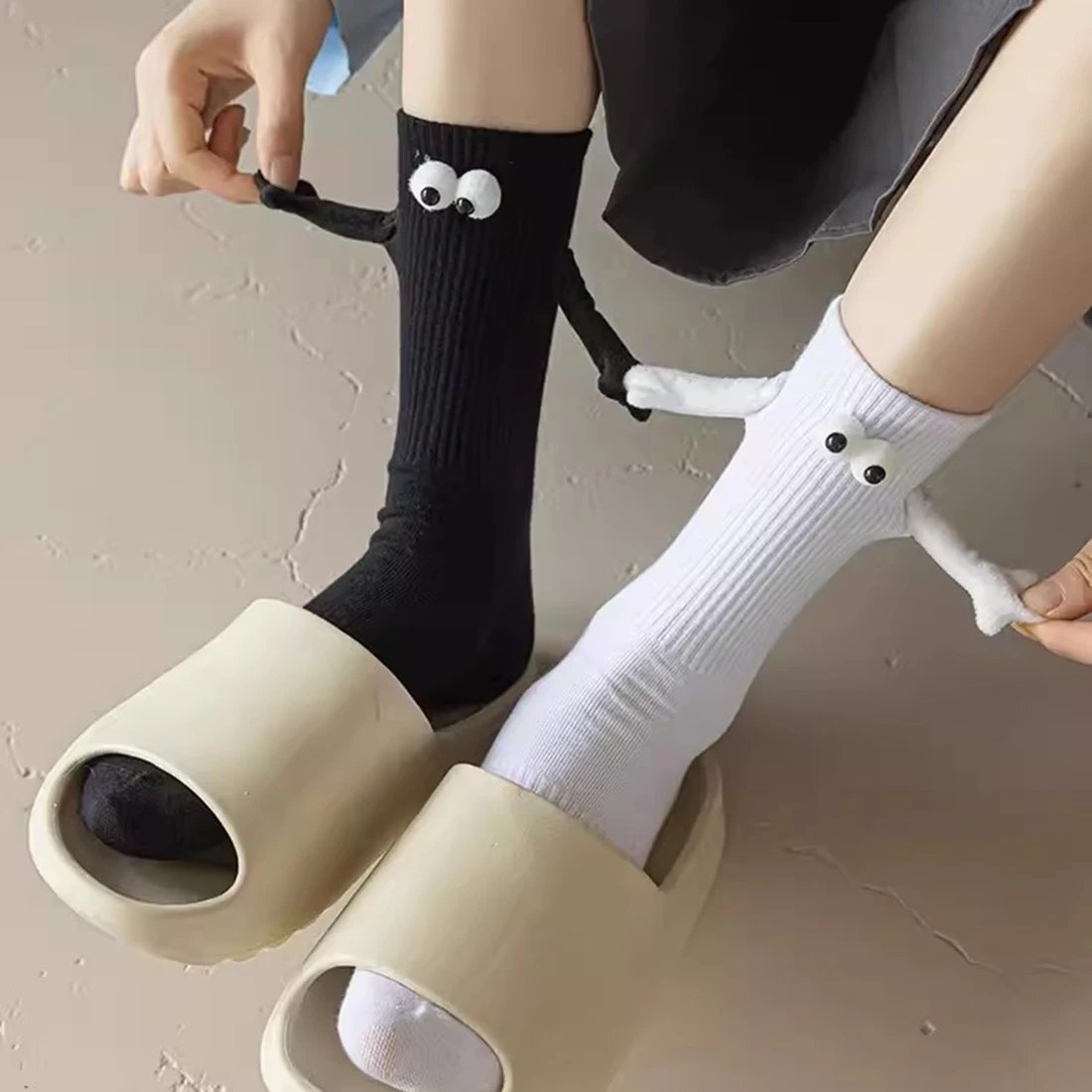 2 Pairs Magnetic Socks with Hands Women Men Fashion Black White Funny Cute Cartoon Eyes Couple Mid-tube Socks for Gifts