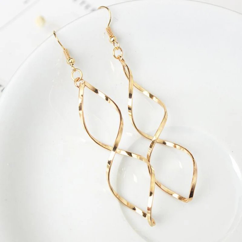 Gold Color Metal Drop Earrings Irregular Hollow Heart Pendants Earrings Twisted Geometric Personality Earrings for Women Gold Color Metal Drop Earrings Irregular Hollow Heart Pendants Earrings Twisted Geometric Personality Earrings for Women