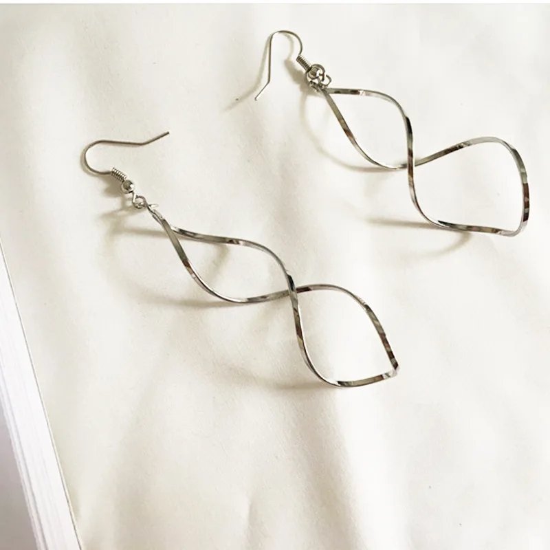 Gold Color Metal Drop Earrings Irregular Hollow Heart Pendants Earrings Twisted Geometric Personality Earrings for Women Gold Color Metal Drop Earrings Irregular Hollow Heart Pendants Earrings Twisted Geometric Personality Earrings for Women