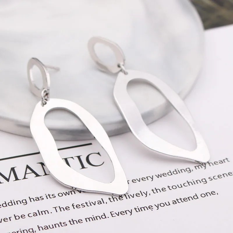 Gold Color Metal Drop Earrings Irregular Hollow Heart Pendants Earrings Twisted Geometric Personality Earrings for Women Gold Color Metal Drop Earrings Irregular Hollow Heart Pendants Earrings Twisted Geometric Personality Earrings for Women
