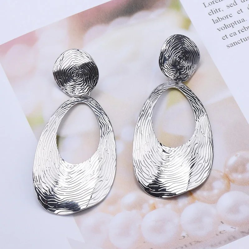 Gold Color Metal Drop Earrings Irregular Hollow Heart Pendants Earrings Twisted Geometric Personality Earrings for Women Gold Color Metal Drop Earrings Irregular Hollow Heart Pendants Earrings Twisted Geometric Personality Earrings for Women