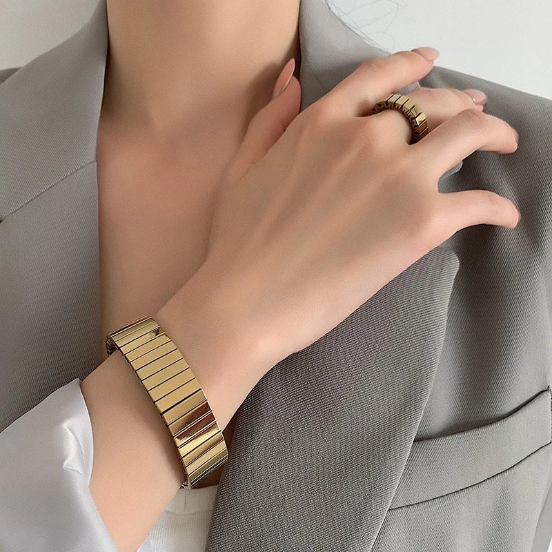 Loe| Titanium Steel Elastic Bracelet for Women.Heart Shape.1Pcs.Gold Plated Punk Jewelry.Hip Hop. New Design